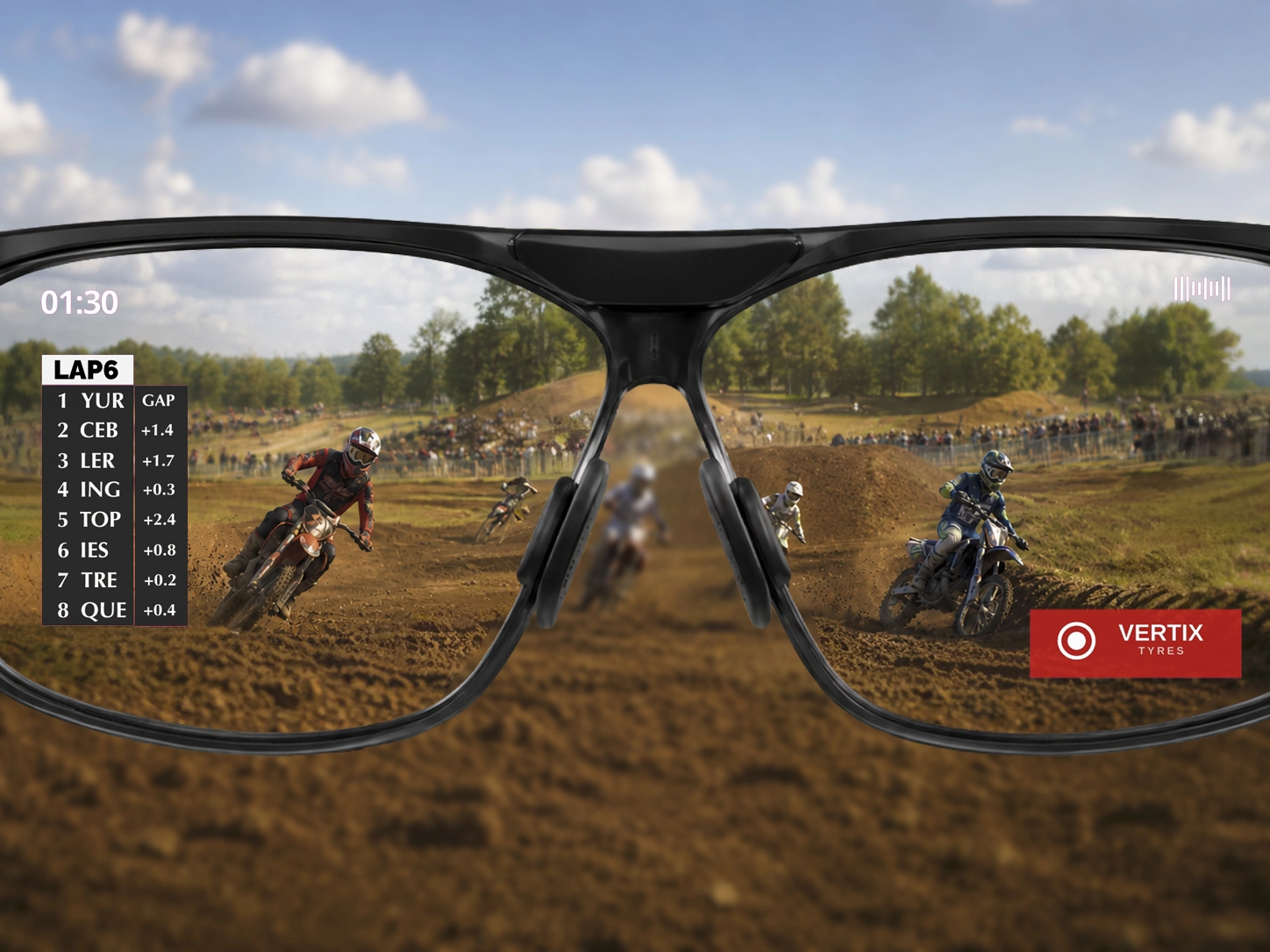 Vista a través de unas gafas con el HUD de TRACKVISION mostrando la clasificación sobre un circuito de motocross
